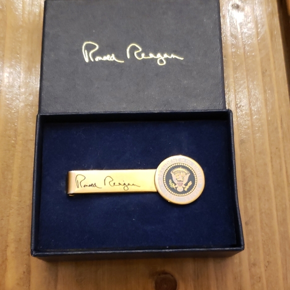 Ronald Reagan Signature Tie Bar w/ POTUS Seal - Picture 1 of 4